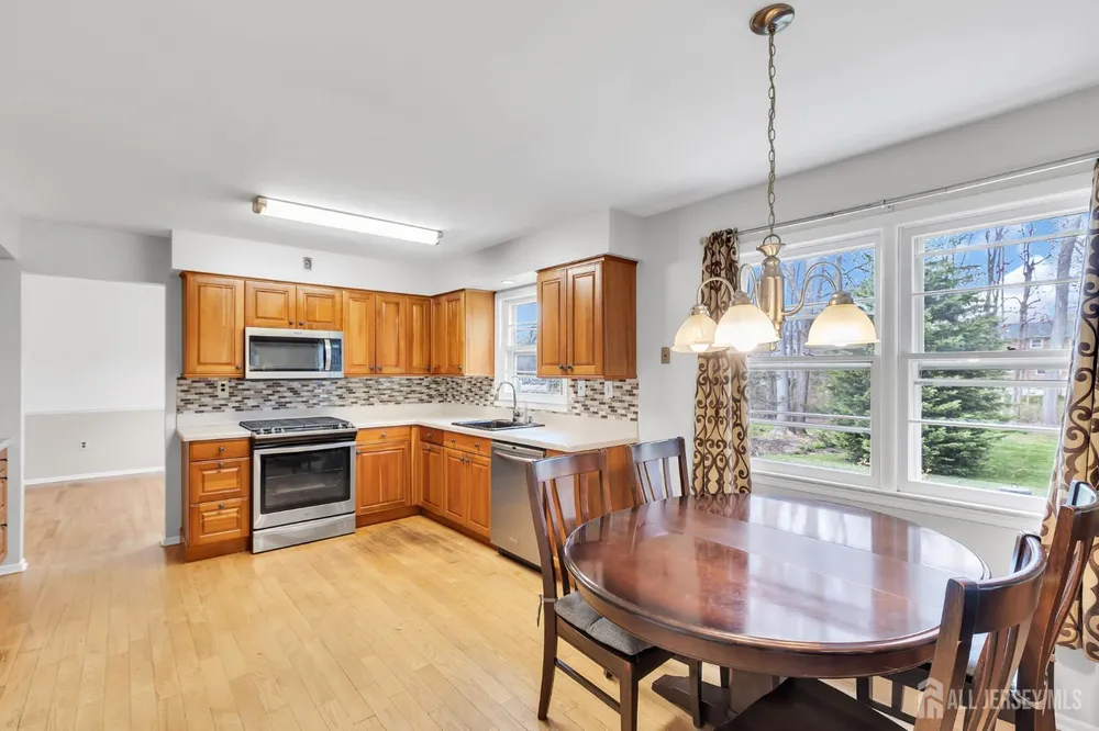 8 Queens Pl, Old Bridge, NJ 08857