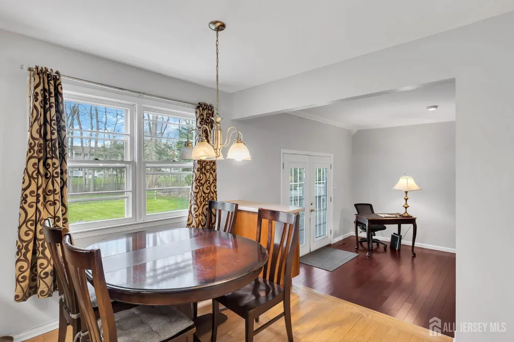 8 Queens Pl, Old Bridge, NJ 08857