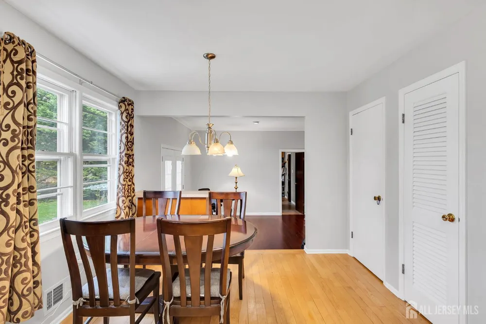 8 Queens Pl, Old Bridge, NJ 08857