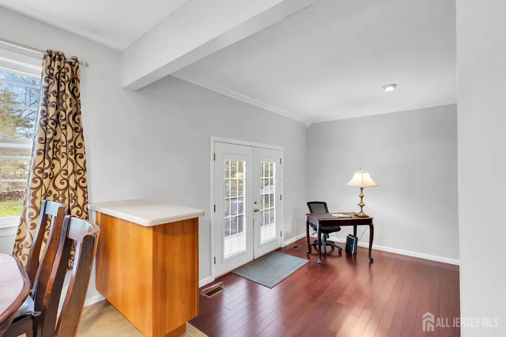 8 Queens Pl, Old Bridge, NJ 08857
