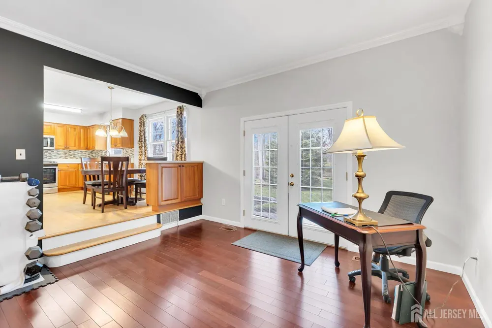 8 Queens Pl, Old Bridge, NJ 08857