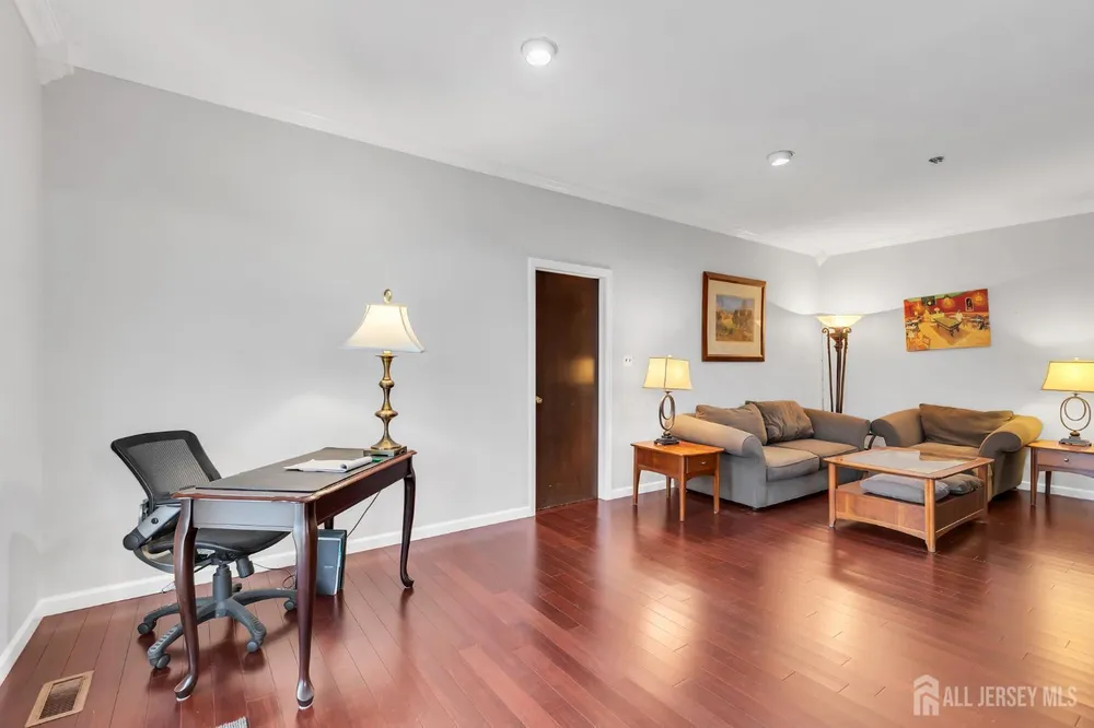 8 Queens Pl, Old Bridge, NJ 08857