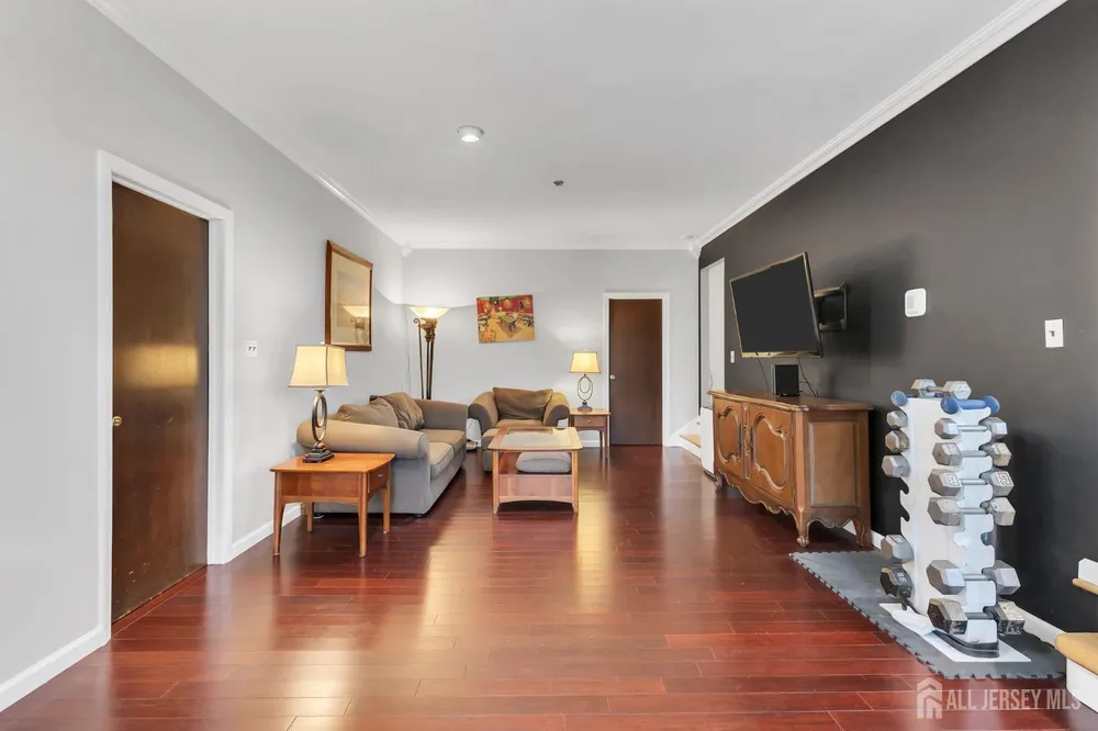 8 Queens Pl, Old Bridge, NJ 08857