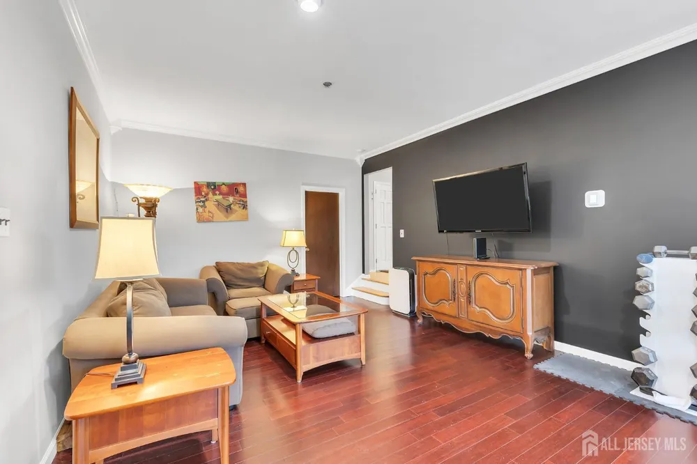 8 Queens Pl, Old Bridge, NJ 08857