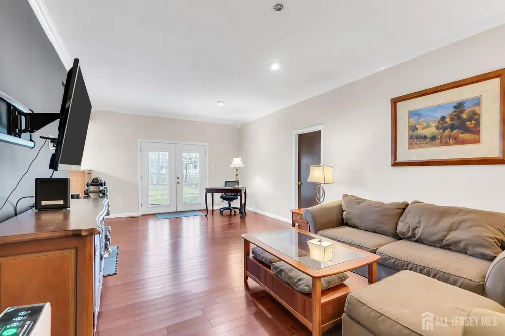 8 Queens Pl, Old Bridge, NJ 08857