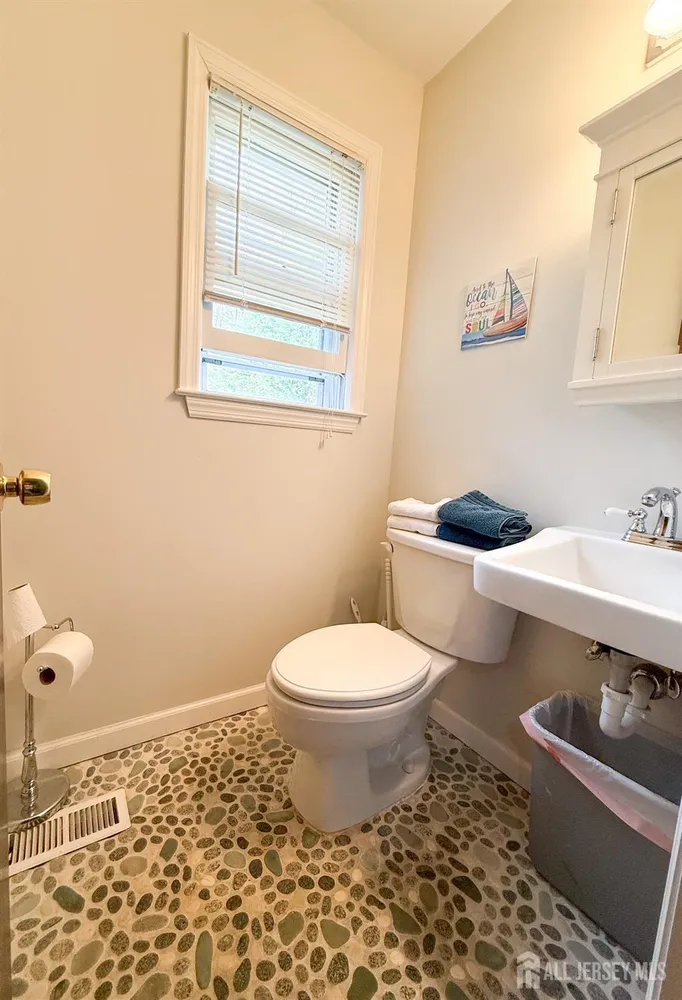 8 Queens Pl, Old Bridge, NJ 08857