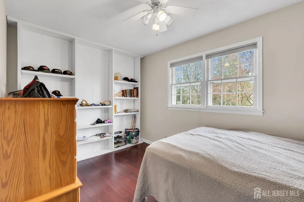 8 Queens Pl, Old Bridge, NJ 08857