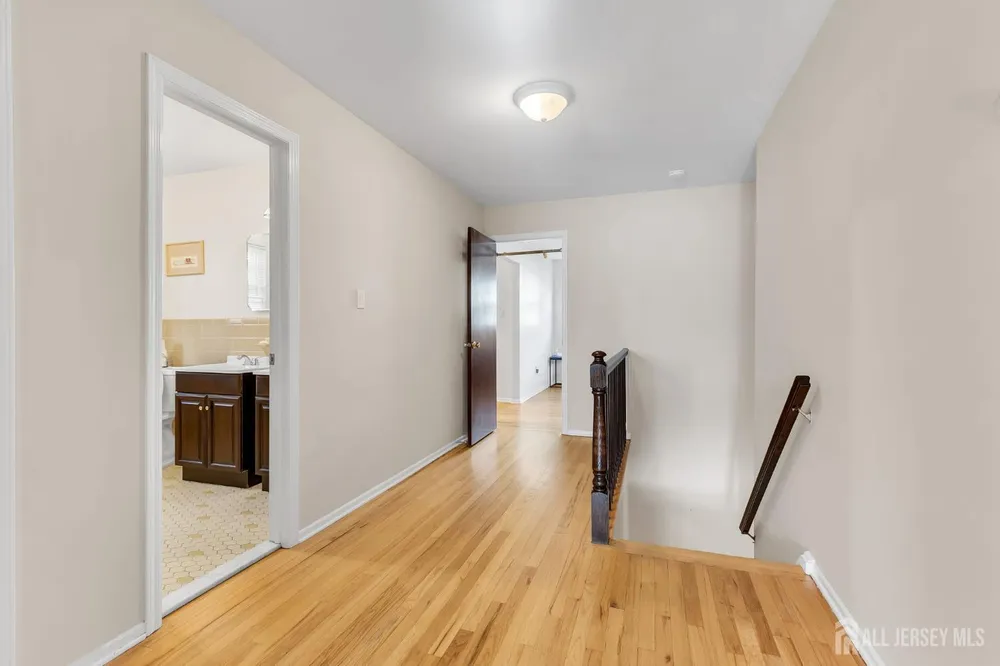 8 Queens Pl, Old Bridge, NJ 08857