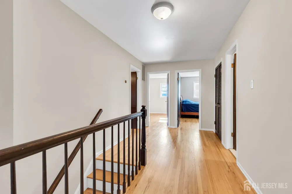 8 Queens Pl, Old Bridge, NJ 08857