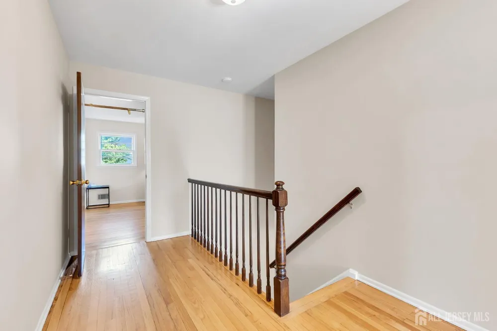 8 Queens Pl, Old Bridge, NJ 08857