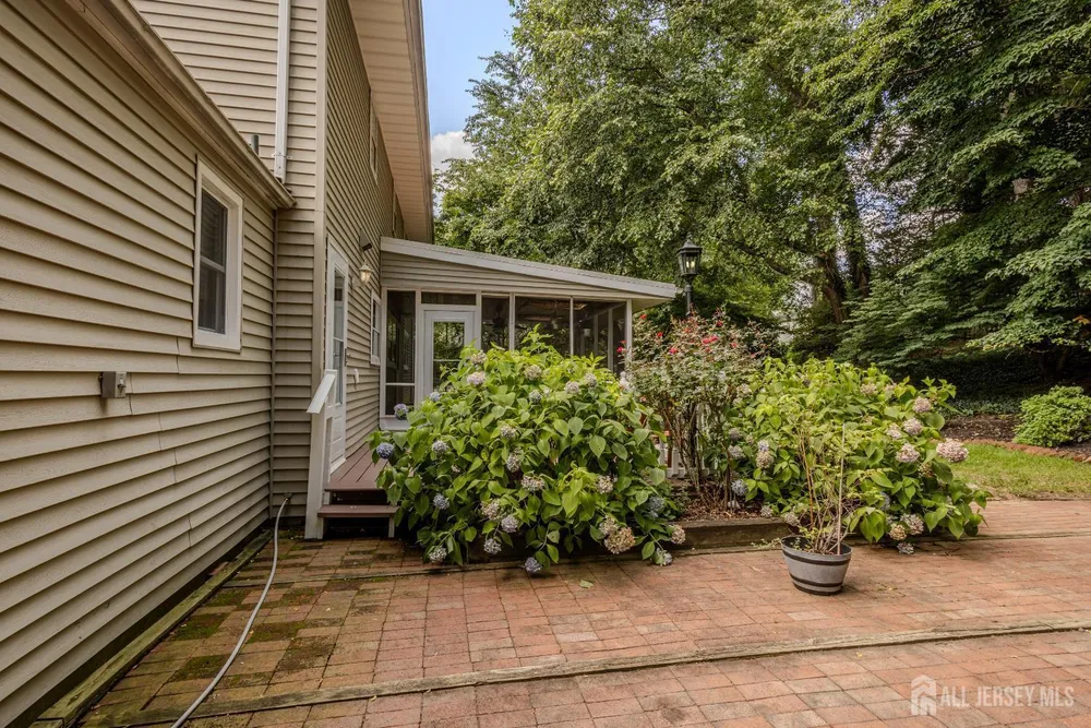 17 Stephens Dr, East Brunswick, NJ 08816