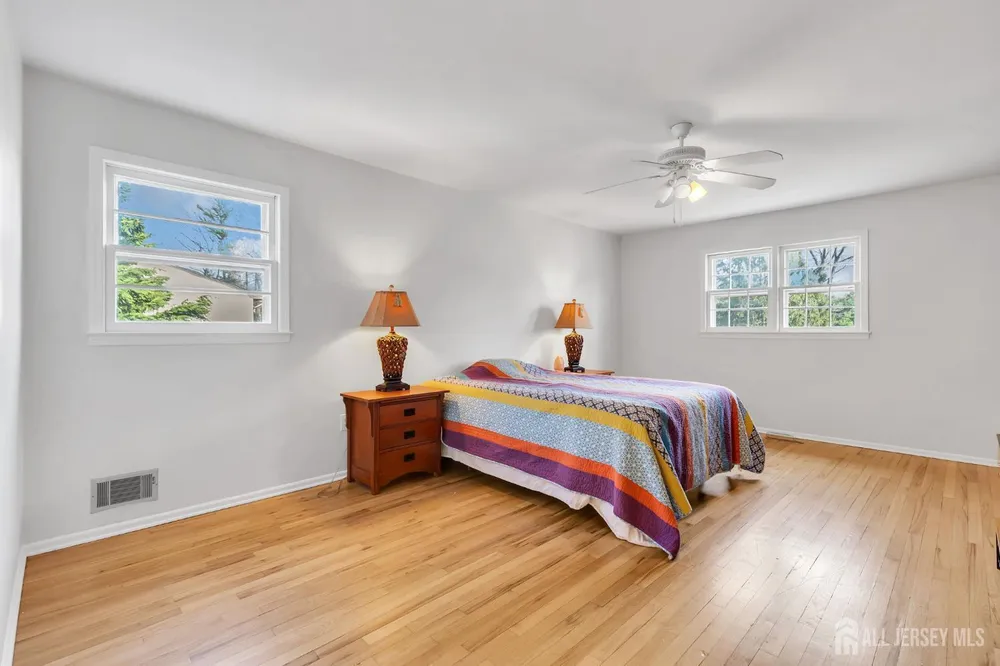8 Queens Pl, Old Bridge, NJ 08857