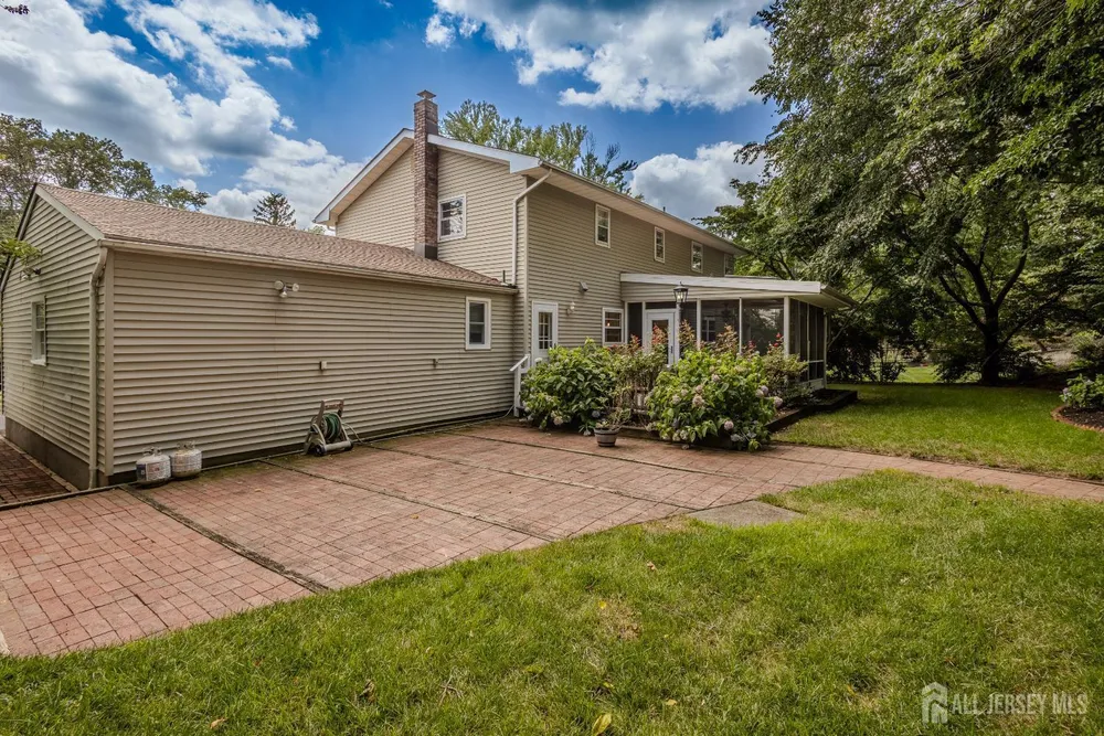 17 Stephens Dr, East Brunswick, NJ 08816
