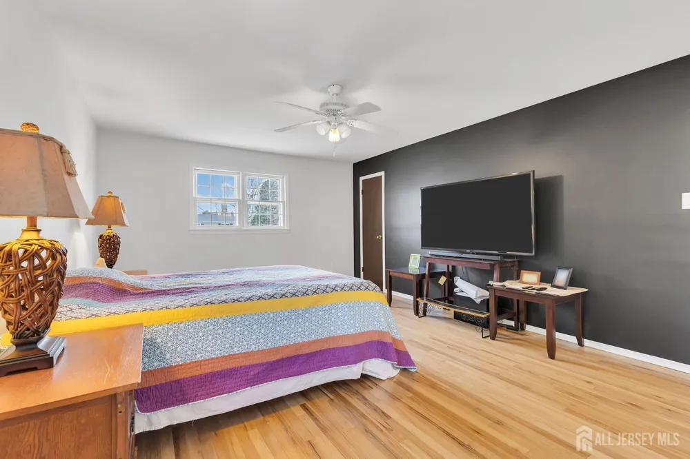 8 Queens Pl, Old Bridge, NJ 08857