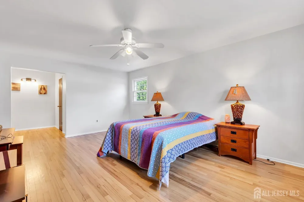 8 Queens Pl, Old Bridge, NJ 08857