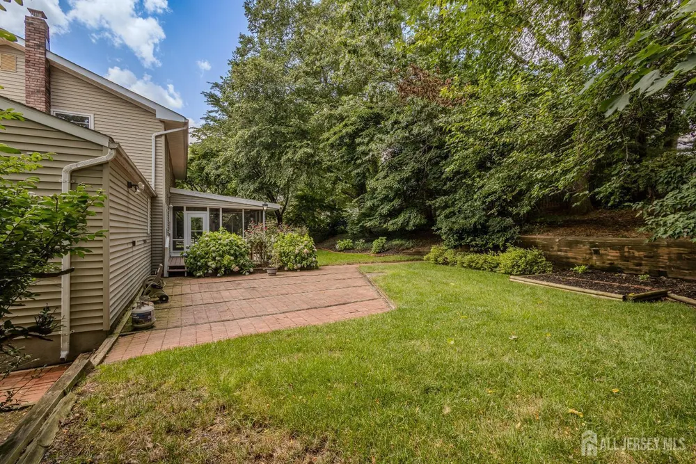 17 Stephens Dr, East Brunswick, NJ 08816