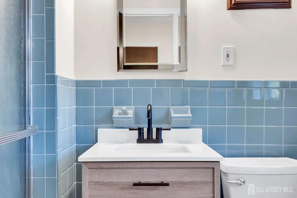 8 Queens Pl, Old Bridge, NJ 08857