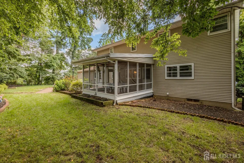 17 Stephens Dr, East Brunswick, NJ 08816