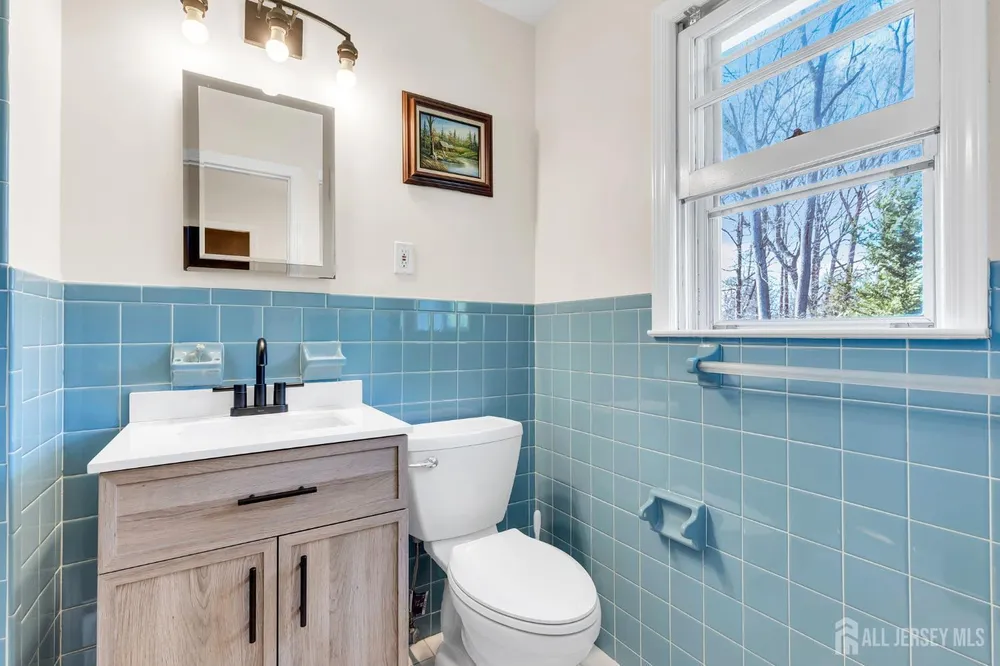 8 Queens Pl, Old Bridge, NJ 08857