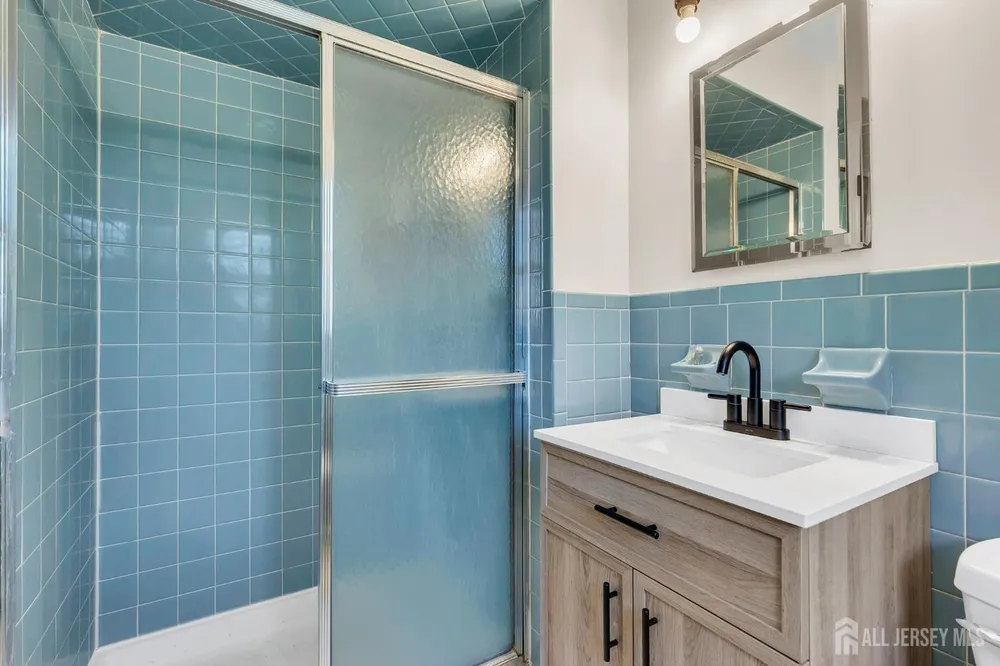 8 Queens Pl, Old Bridge, NJ 08857
