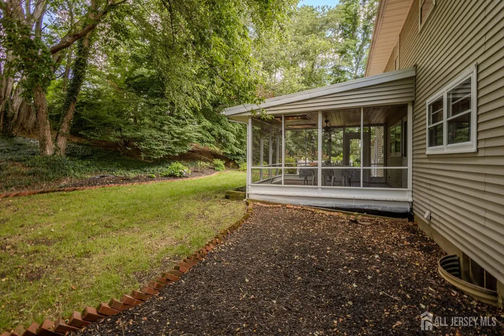 17 Stephens Dr, East Brunswick, NJ 08816