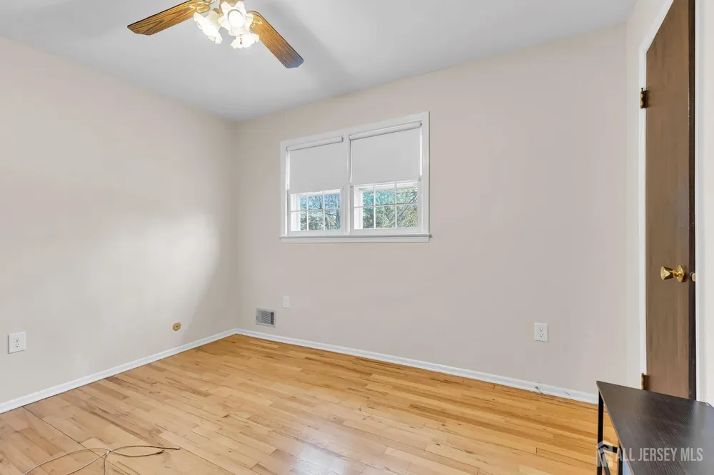 8 Queens Pl, Old Bridge, NJ 08857