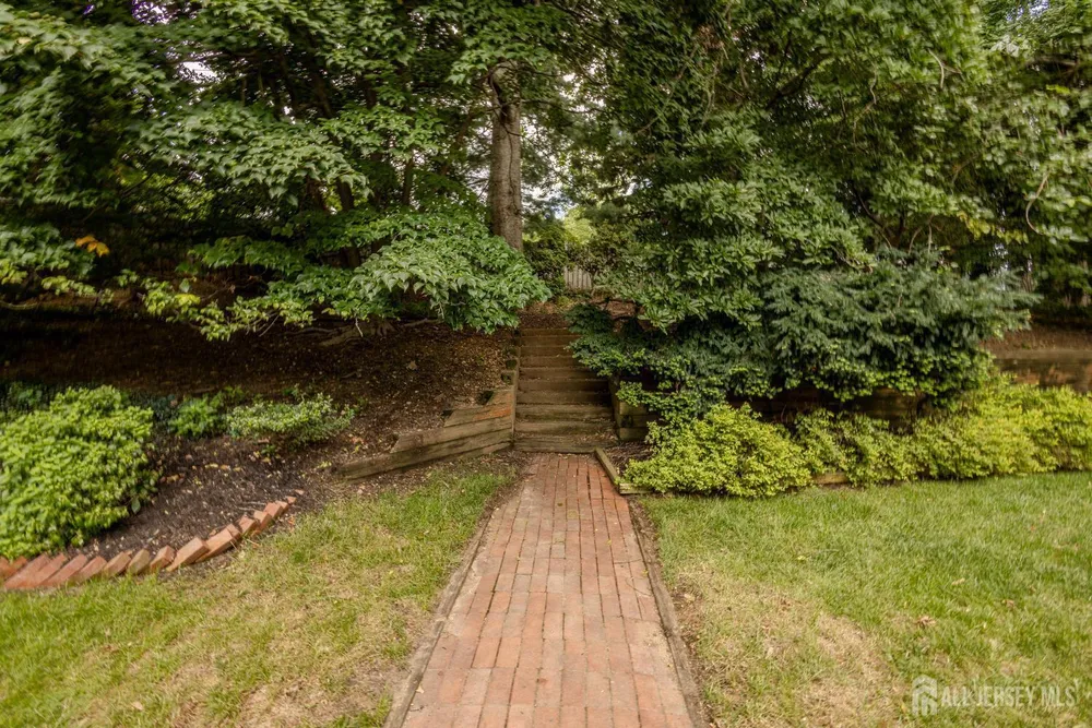 17 Stephens Dr, East Brunswick, NJ 08816