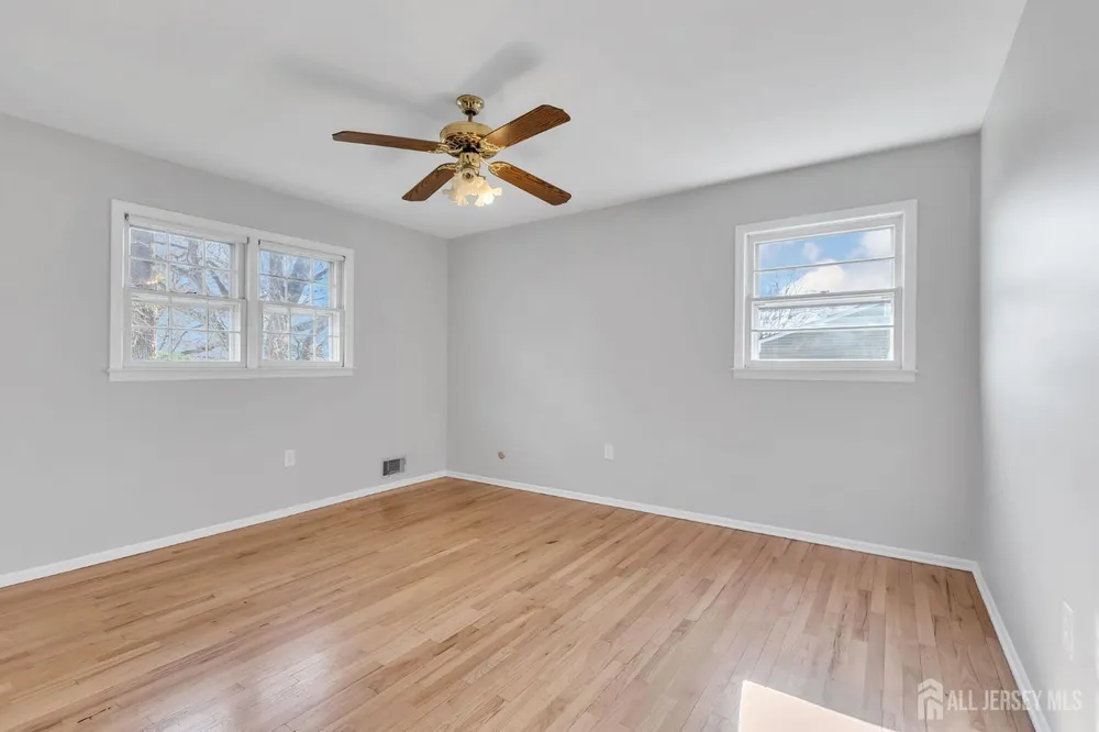 8 Queens Pl, Old Bridge, NJ 08857