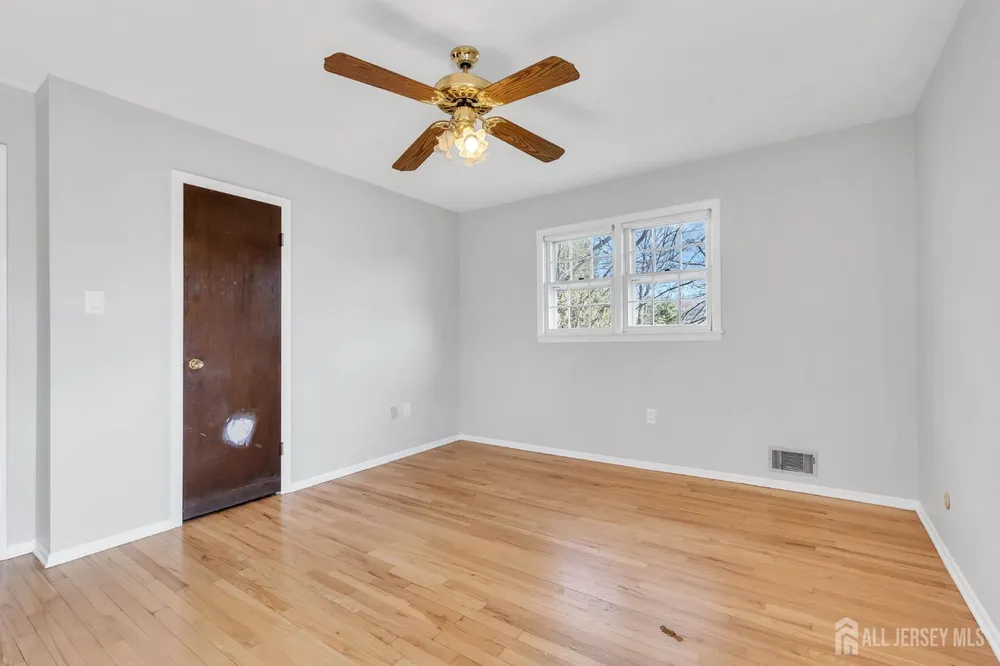 8 Queens Pl, Old Bridge, NJ 08857