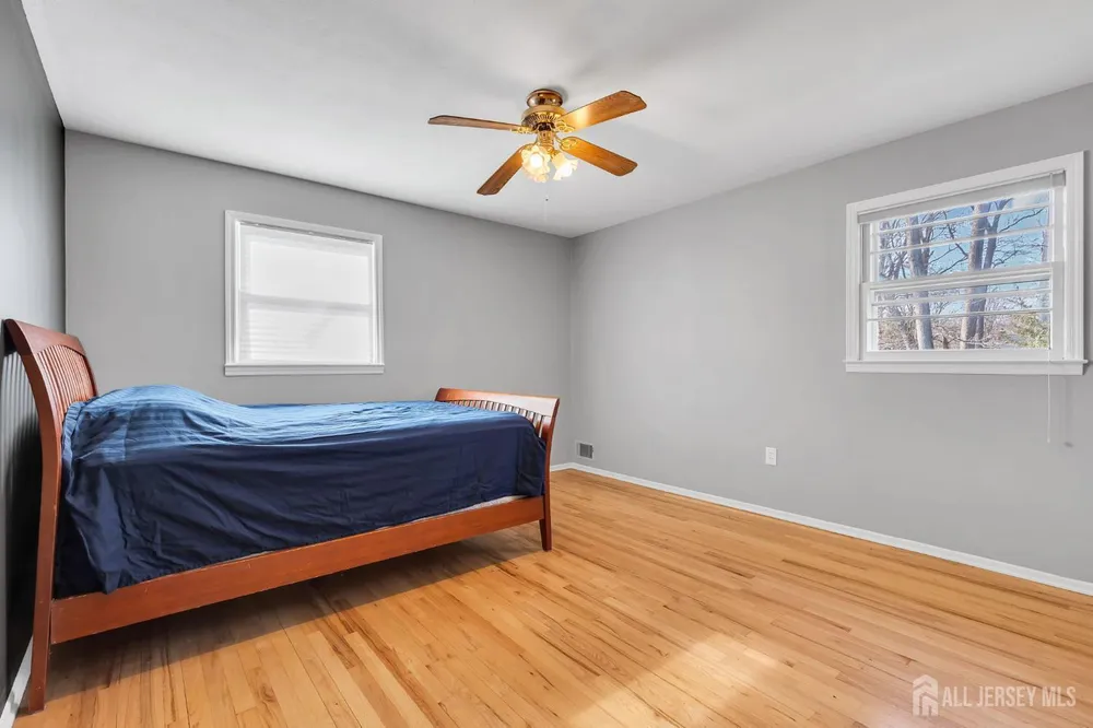 8 Queens Pl, Old Bridge, NJ 08857