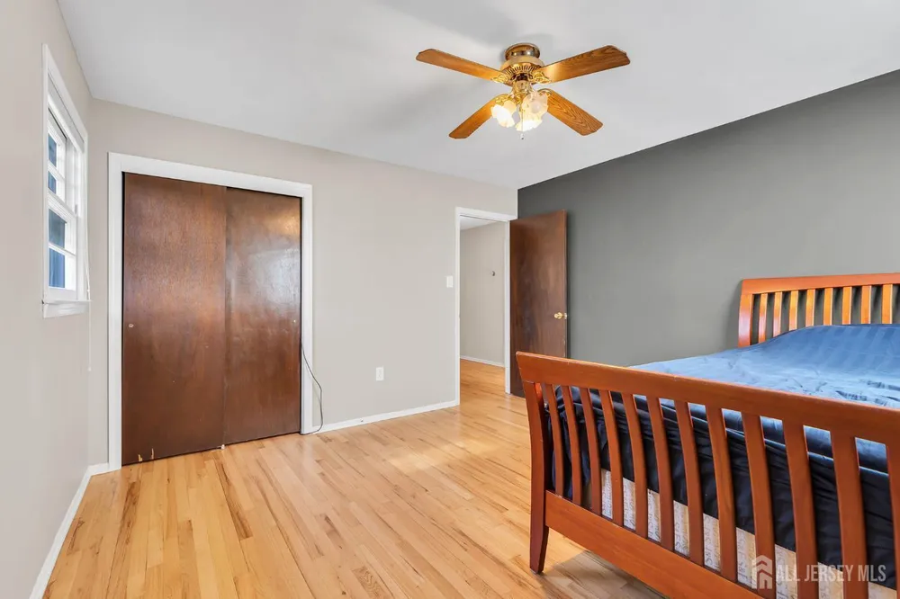 8 Queens Pl, Old Bridge, NJ 08857