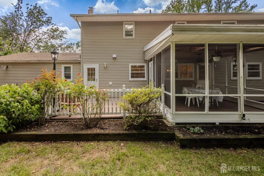 17 Stephens Dr, East Brunswick, NJ 08816