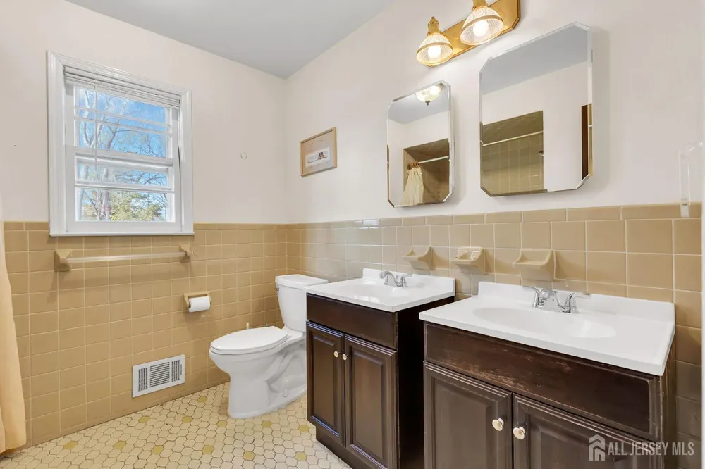 8 Queens Pl, Old Bridge, NJ 08857