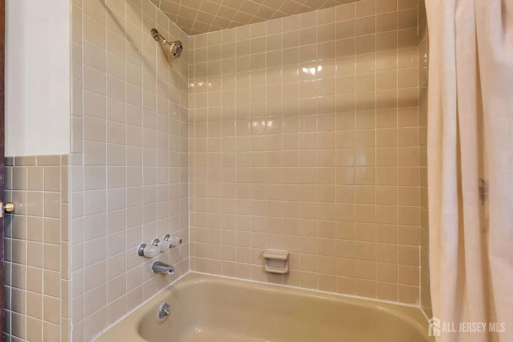 8 Queens Pl, Old Bridge, NJ 08857