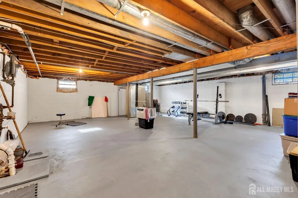 8 Queens Pl, Old Bridge, NJ 08857