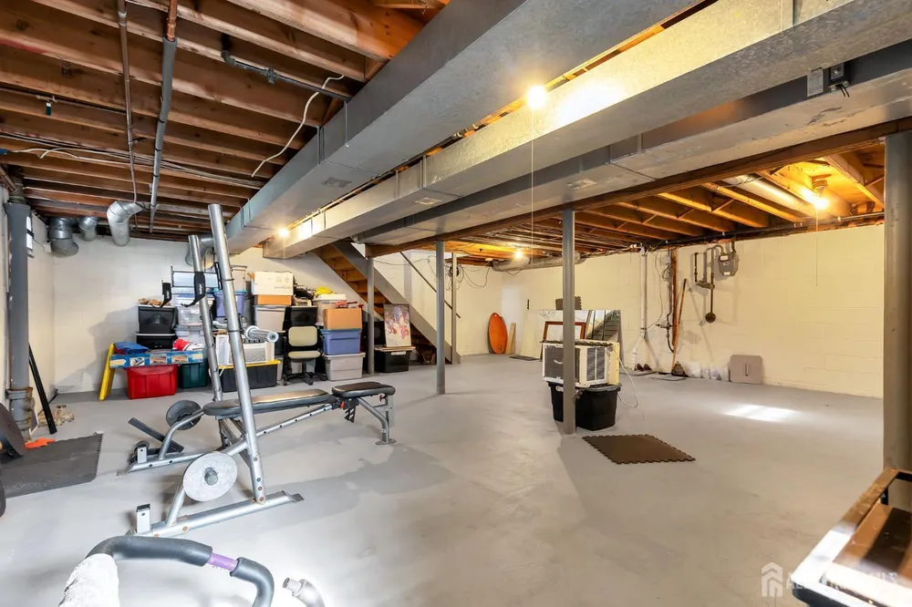 8 Queens Pl, Old Bridge, NJ 08857
