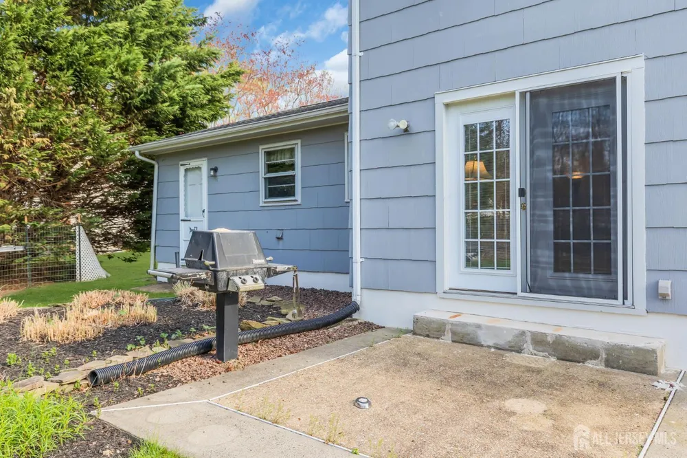 8 Queens Pl, Old Bridge, NJ 08857