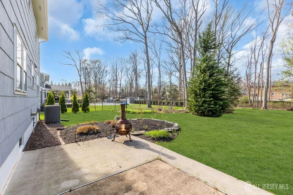 8 Queens Pl, Old Bridge, NJ 08857