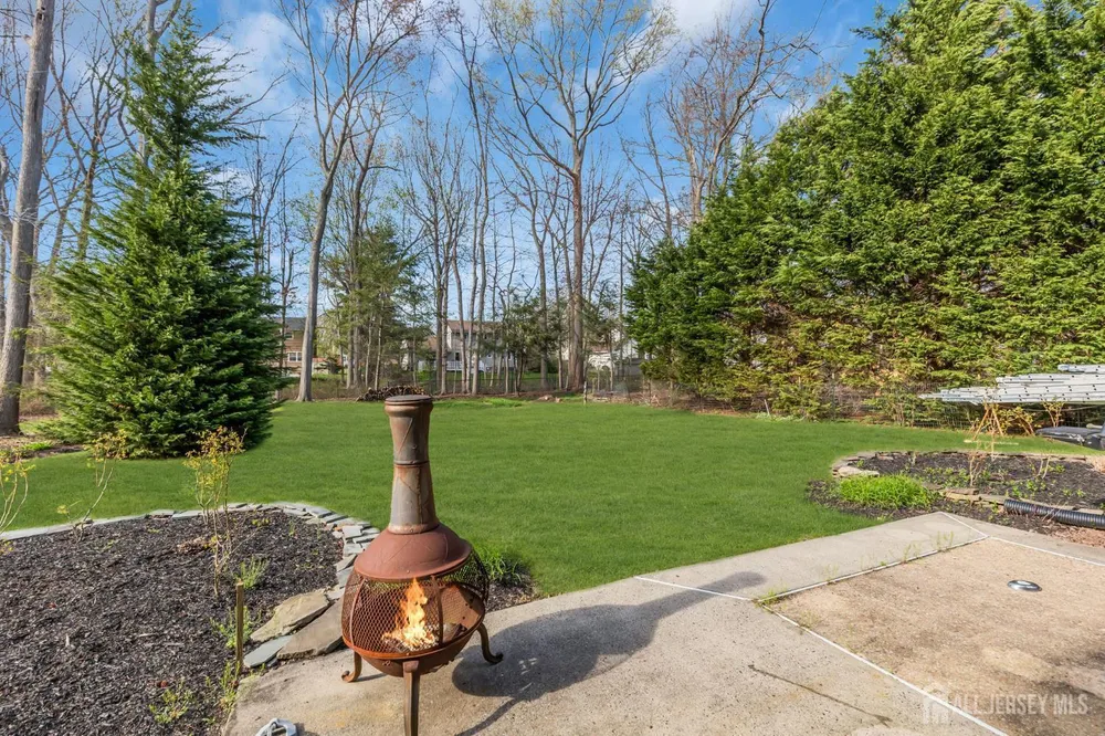 8 Queens Pl, Old Bridge, NJ 08857