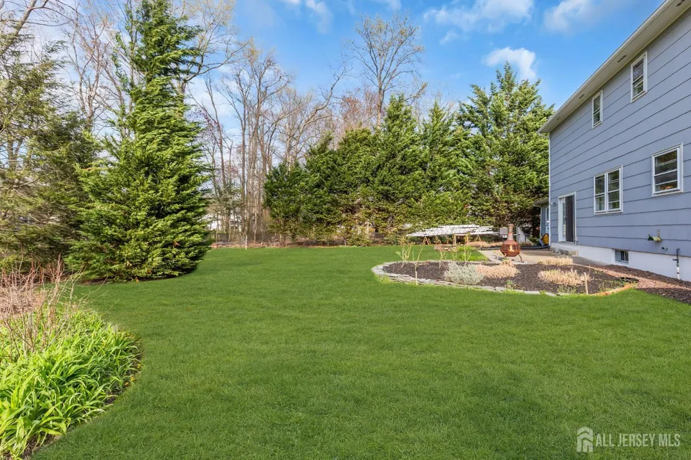 8 Queens Pl, Old Bridge, NJ 08857