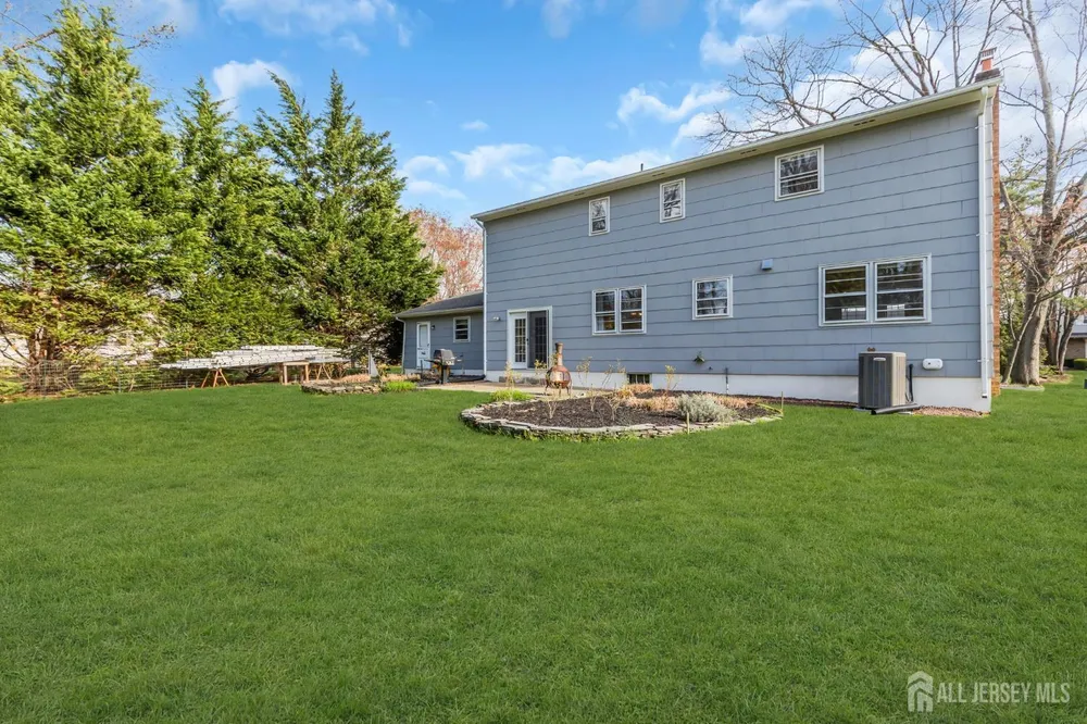 8 Queens Pl, Old Bridge, NJ 08857