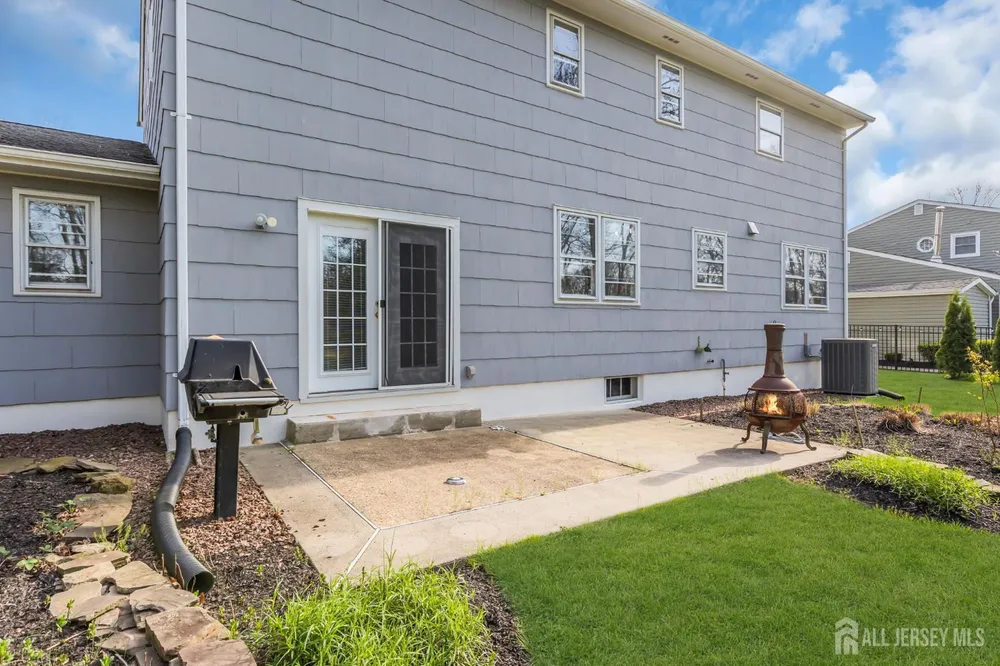 8 Queens Pl, Old Bridge, NJ 08857