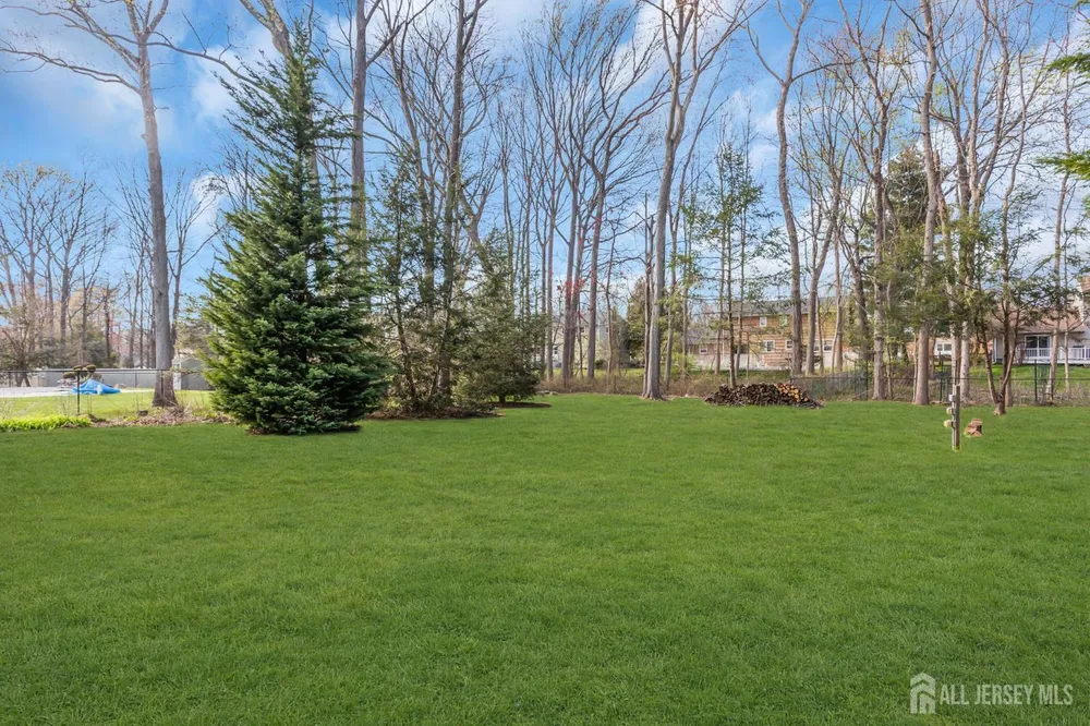 8 Queens Pl, Old Bridge, NJ 08857