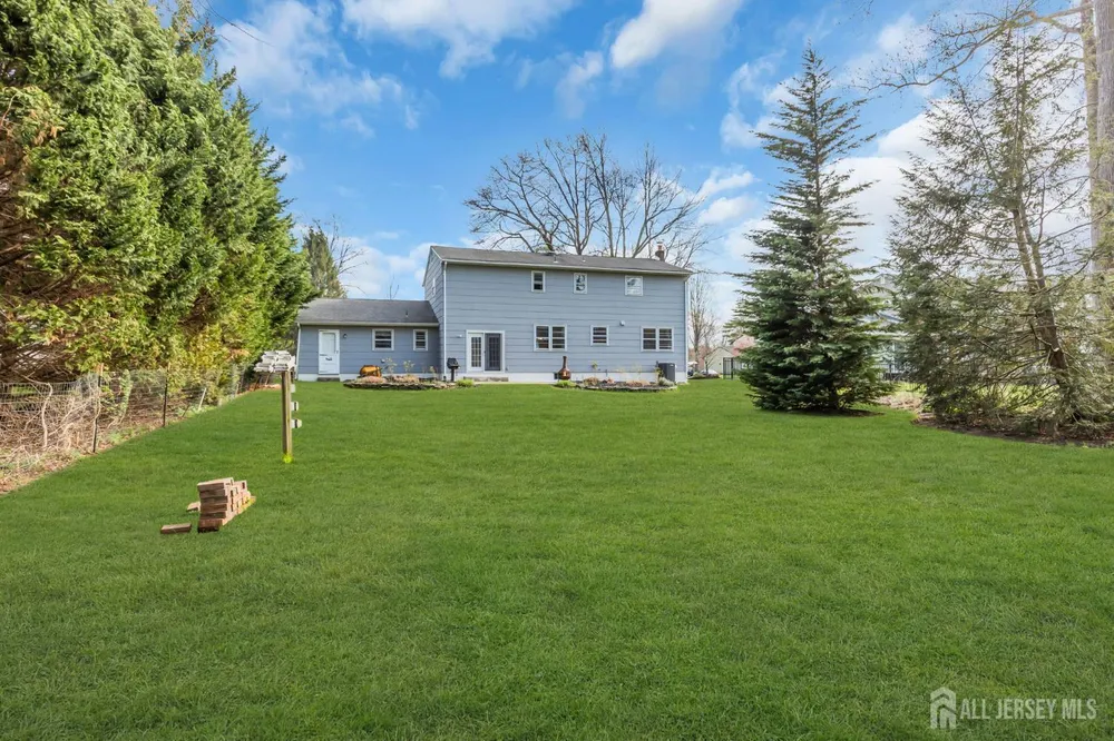 8 Queens Pl, Old Bridge, NJ 08857