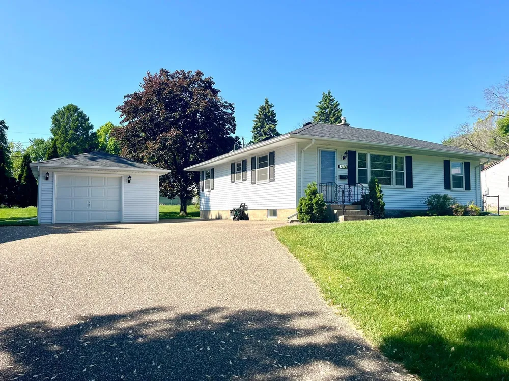 3752 Upper 73rd St E, Inver Grove Heights, MN 55076