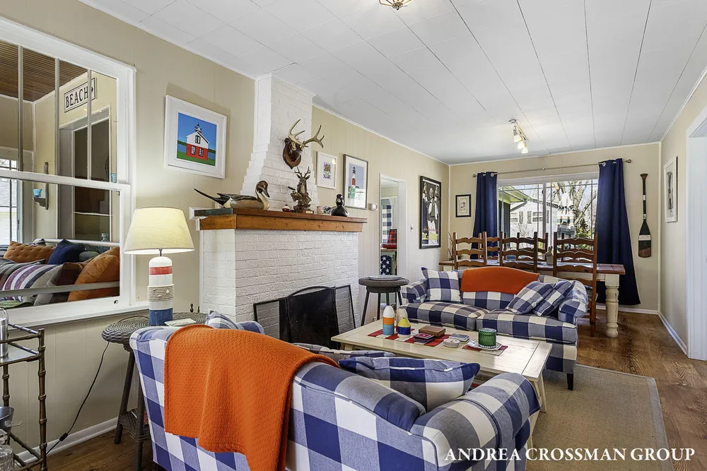658 Allegan St, Saugatuck, MI 49453