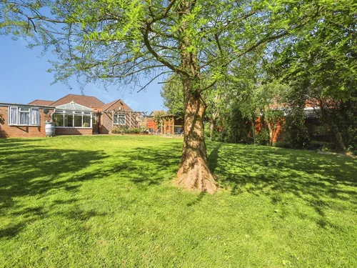 Woodpecker Drive, Hailshamphoto