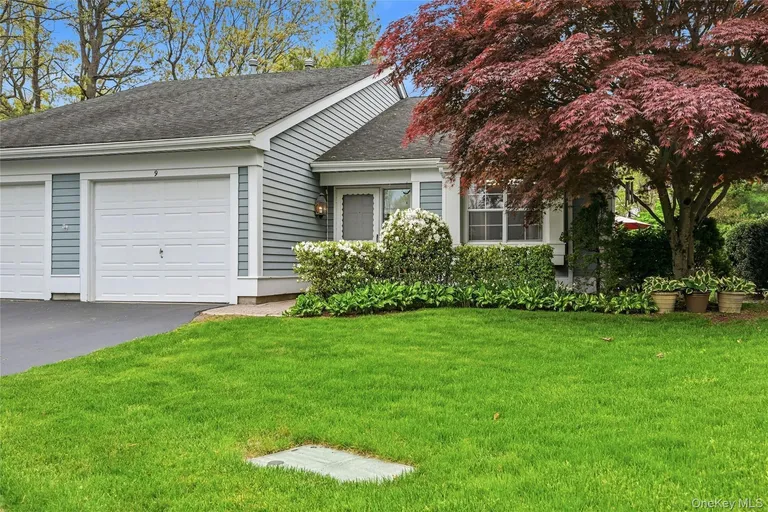 9 Baldwin Ct, Ridge, NY 11961