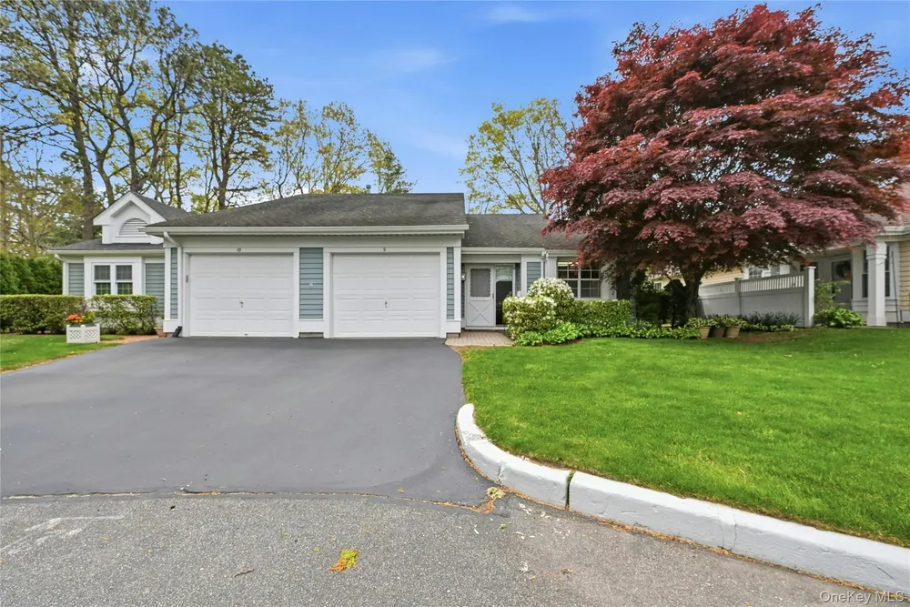 9 Baldwin Ct, Ridge, NY 11961