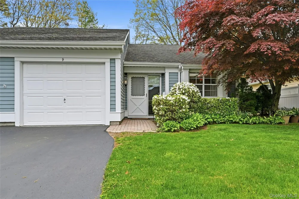 9 Baldwin Ct, Ridge, NY 11961